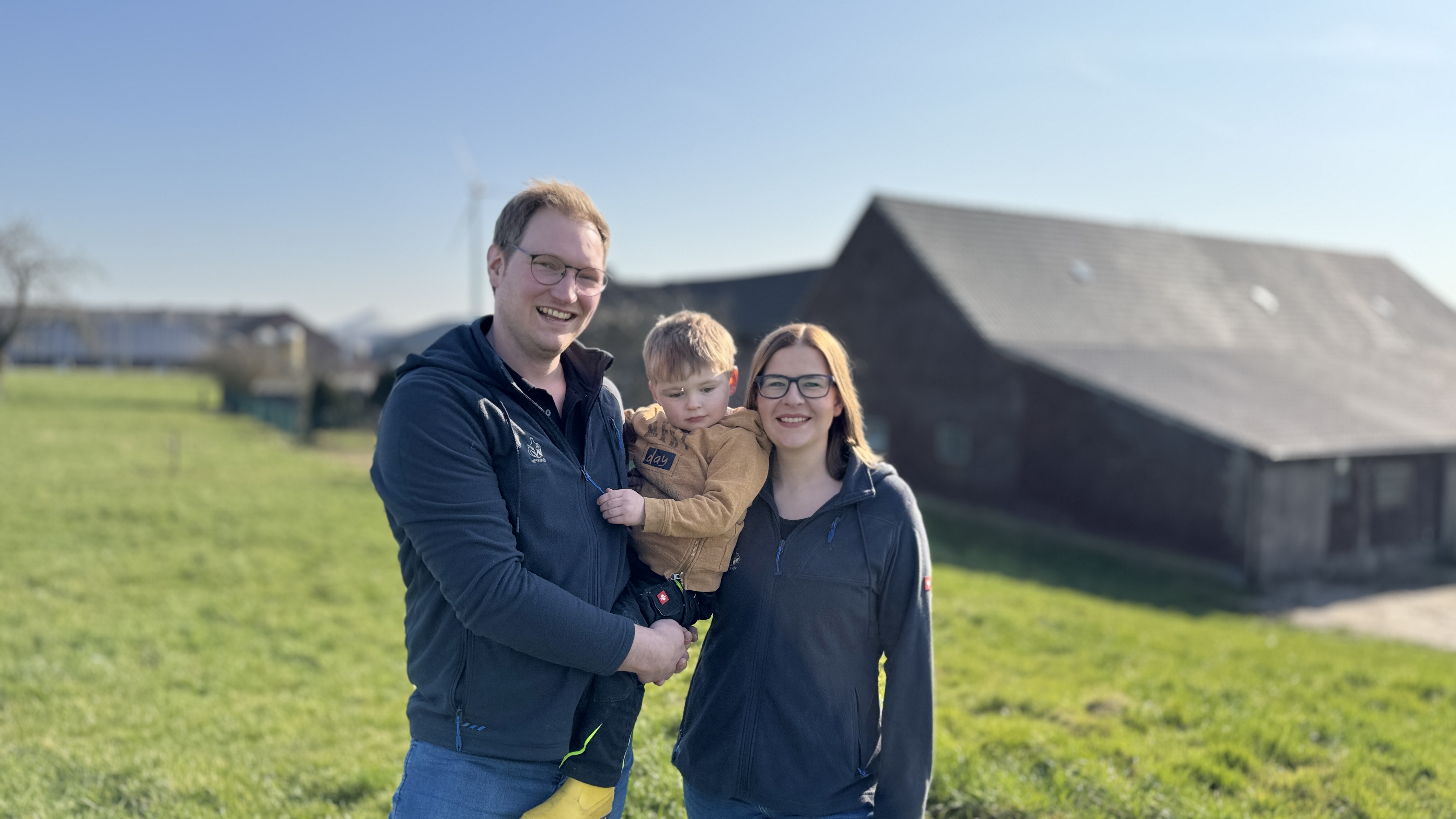 Familie Elspaß – Natascha, Florian und ihr Sohn auf dem Neyeshof