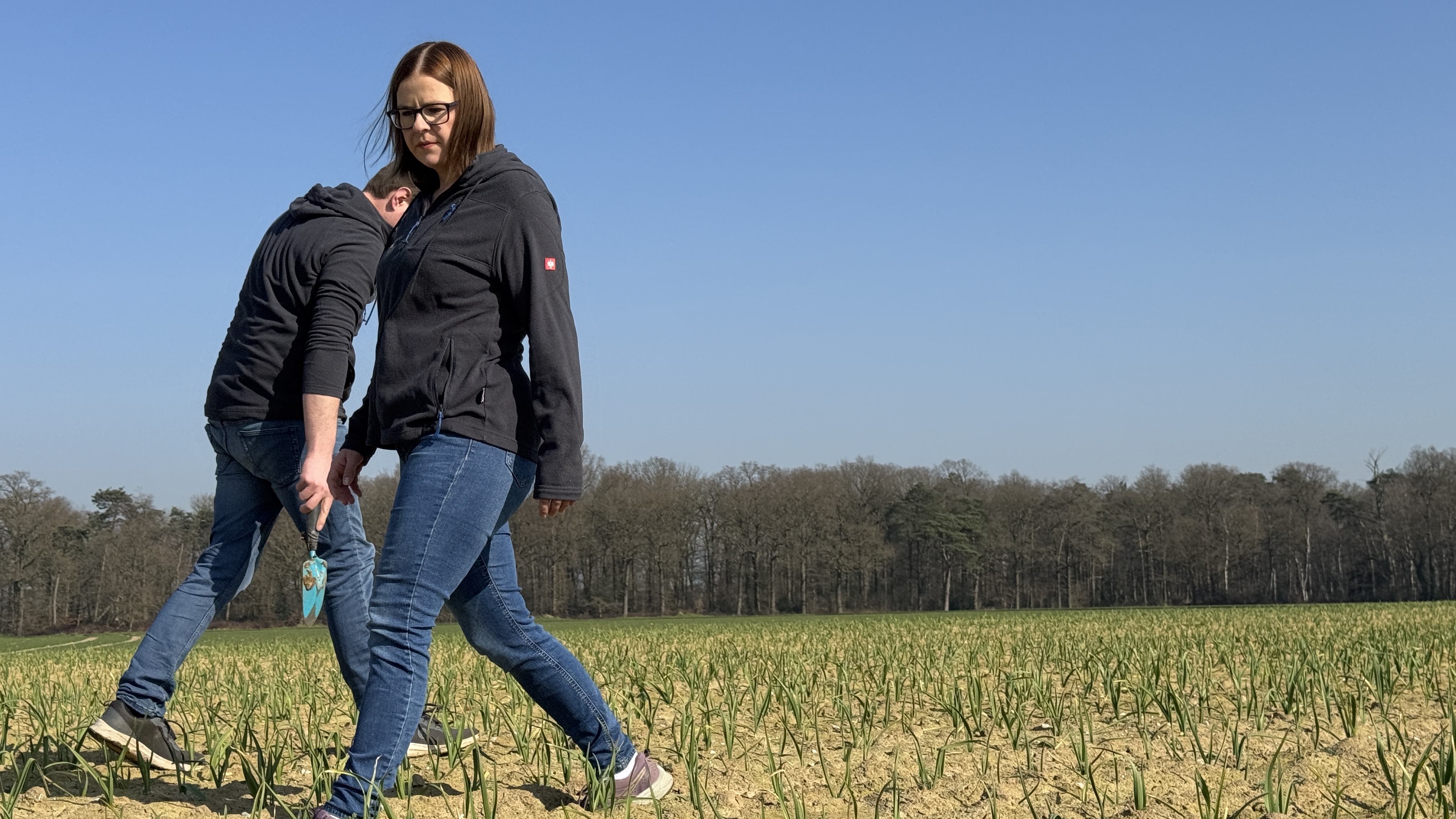 Familie Elspaß auf dem Knoblauchfeld in Kerken